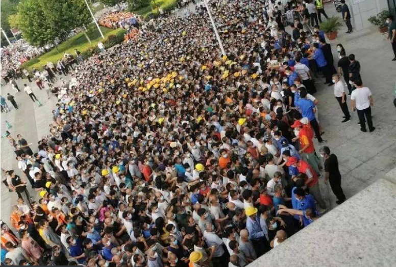 中国数个城市检测站民众挤成一团