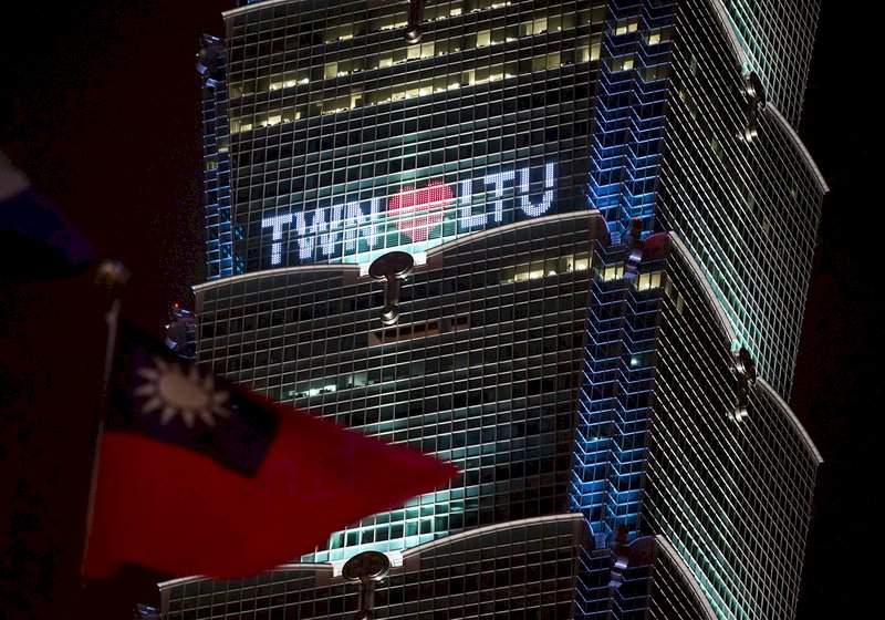 图为7月31日立陶宛捐赠2万剂疫苗抵台，台北101大楼打字点灯表达感谢心意。