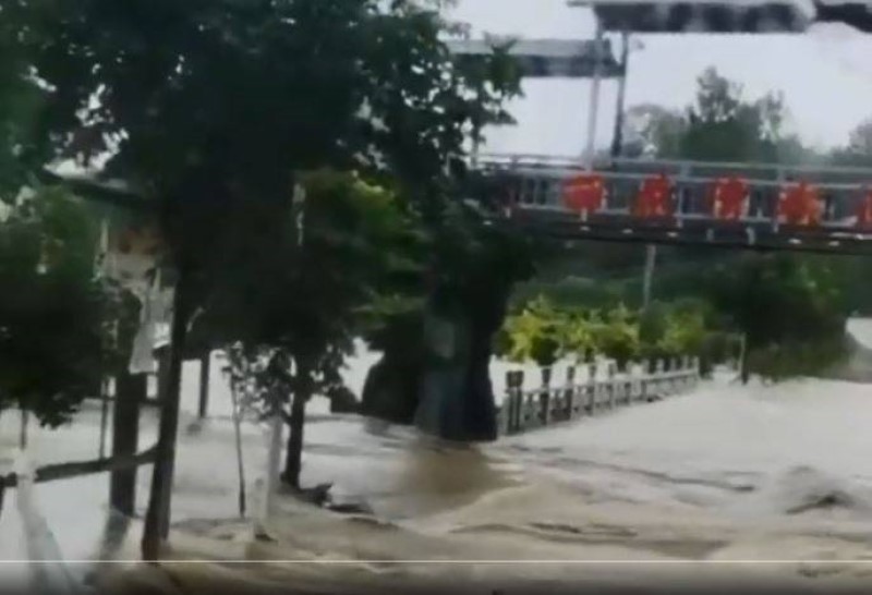 柳林鎮發生洪災，可見道路淹水水勢湍急。