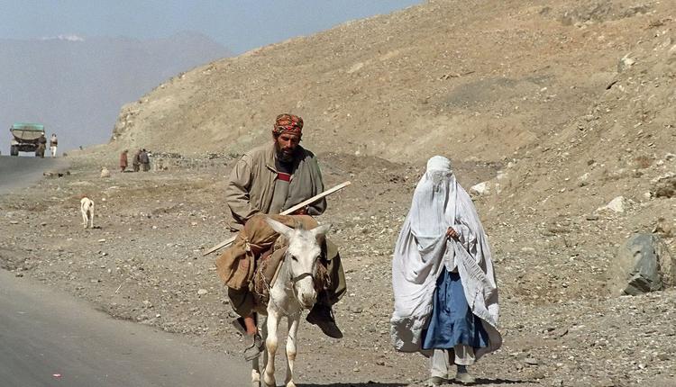 塔利班统治时期女性必须全身穿着罩袍