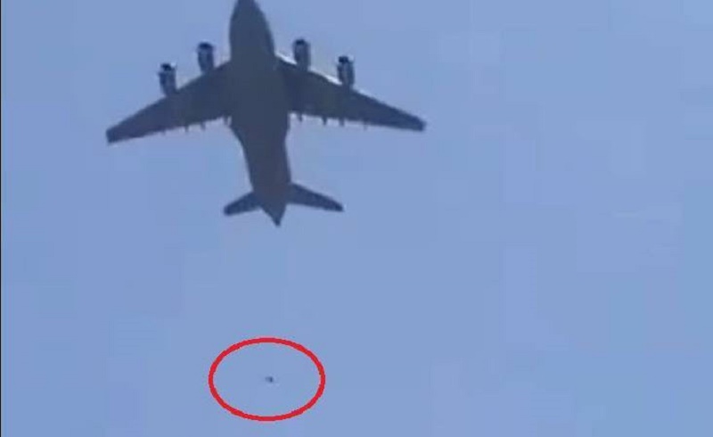 阿富汗民眾為逃離 硬爬美國軍機 從高空墜地致死