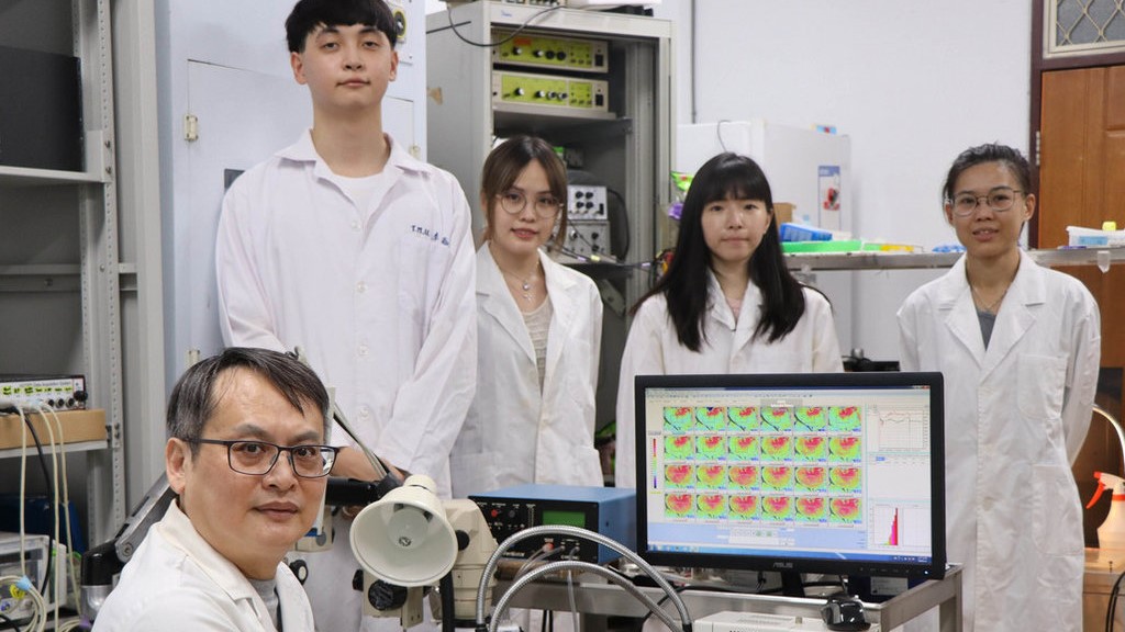 台湾师范大学生命科学专业学院特聘教授郑剑廷（前左）研究团队