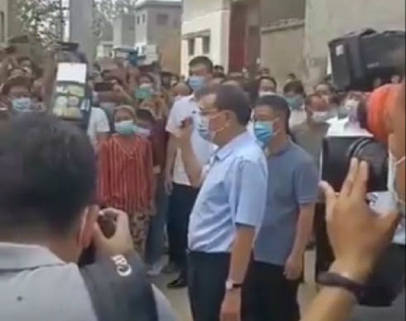 李克强到河南视察灾情 因摆拍被网友大骂