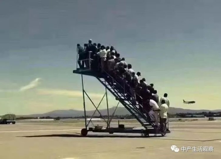 阿富汗喀布尔等待登机的民众