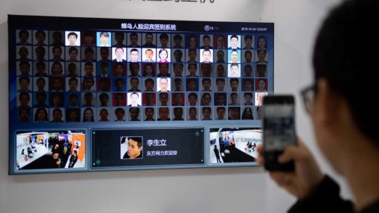 2018年10月24日在北京中国国际展览中心使用人脸识别技术示意图。