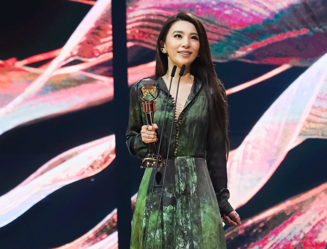 田馥甄获“最佳华语女歌手”奖（图源：金曲GMA）