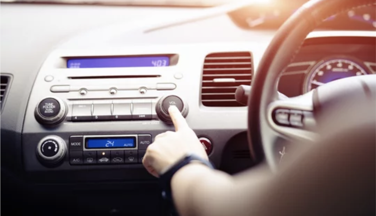 开车听音乐，交通规则