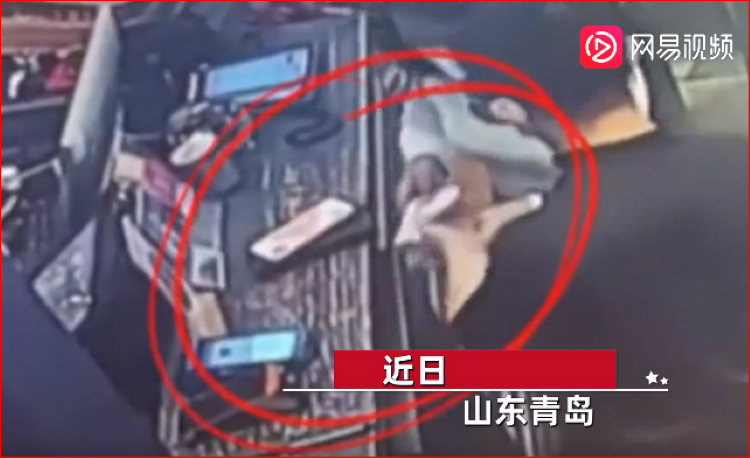 赵某夫妻俩在餐馆收银台拿到赔款