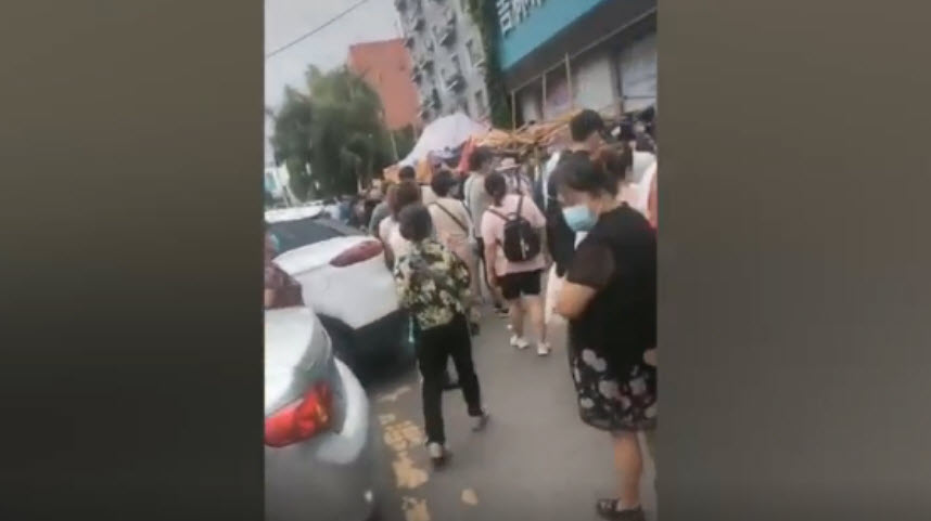 为了不接种疫苗办理禁忌症证明 大陆民众凌晨排队