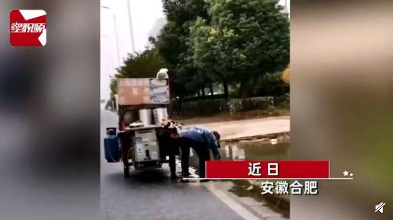 中国早餐车摊主舀路边积水放锅中蒸包子