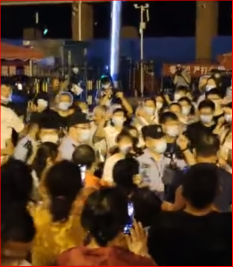 香江北岸小区住户围着警察讨说法