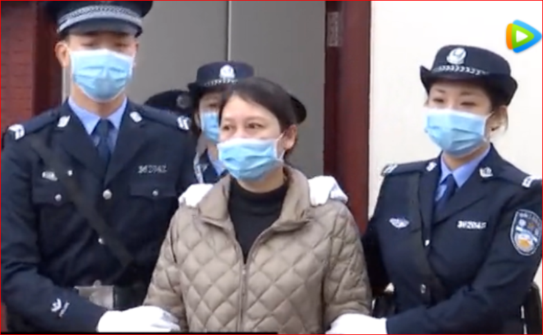 劳荣枝被押上法庭