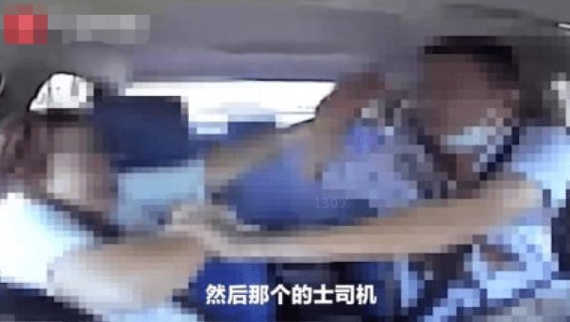 司机当场流出鲜血，试图抵抗，随后女子又多次刺向司机。