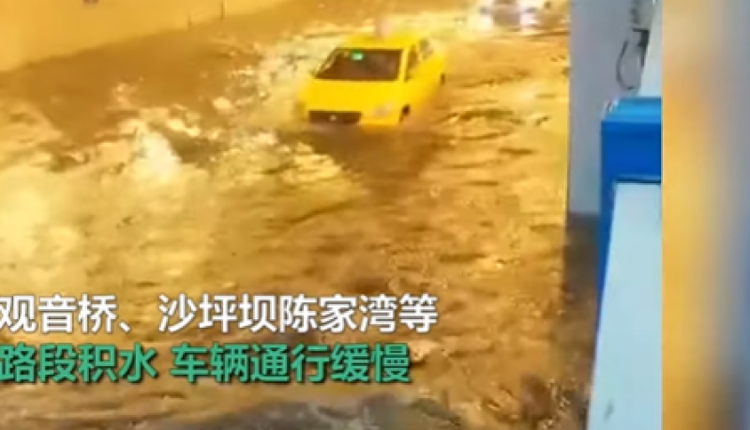 重庆暴雨机动车在积水中艰难前行
