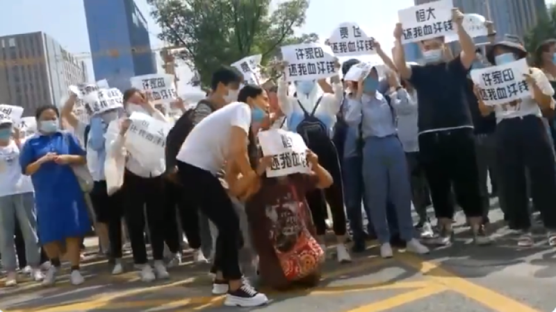 恆大財富暴雷，債權人到恆大總部抗議追討