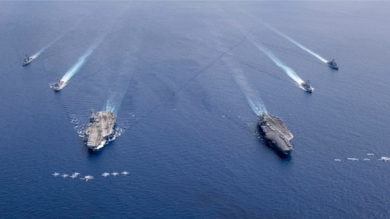 美国航母里根号和尼米兹号在南海航行