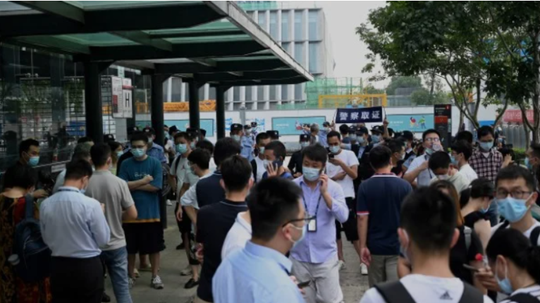 人们聚集在恒大总部大楼前