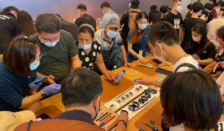 蘋果全新的iPhone 13系列上周上市，引發搶購熱潮