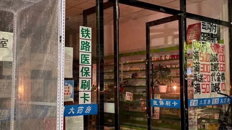 东北吉林一药房停电，店主点蜡烛照明