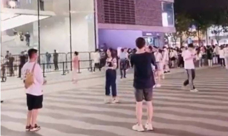 杭州男子在苹果专卖店外宣传支持华为 无人理睬