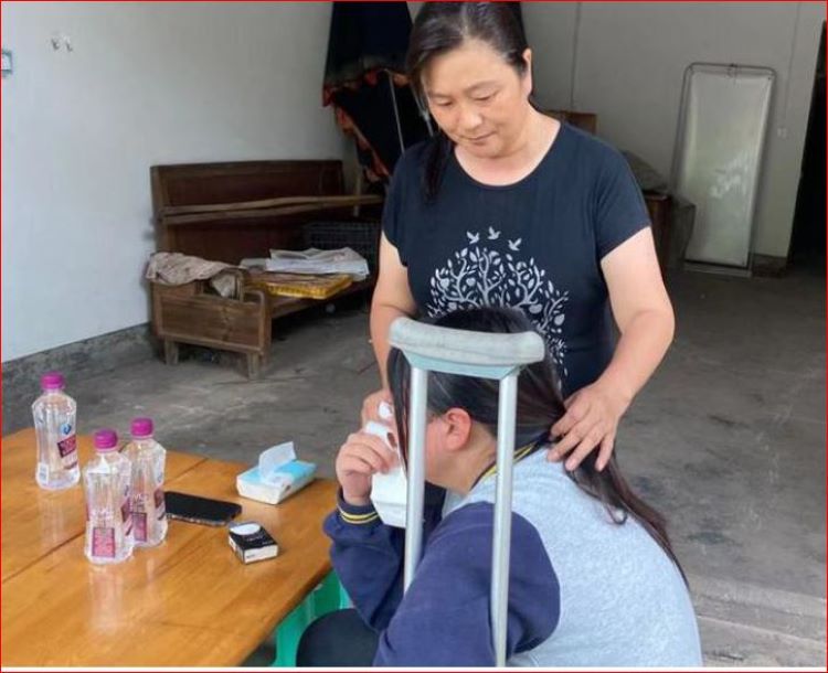 周女士和女儿彤彤（化名）