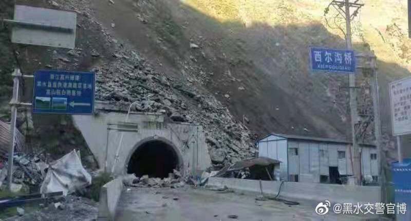 中国四川省阿坝州黑水县西尔隧道口发生高位坍塌