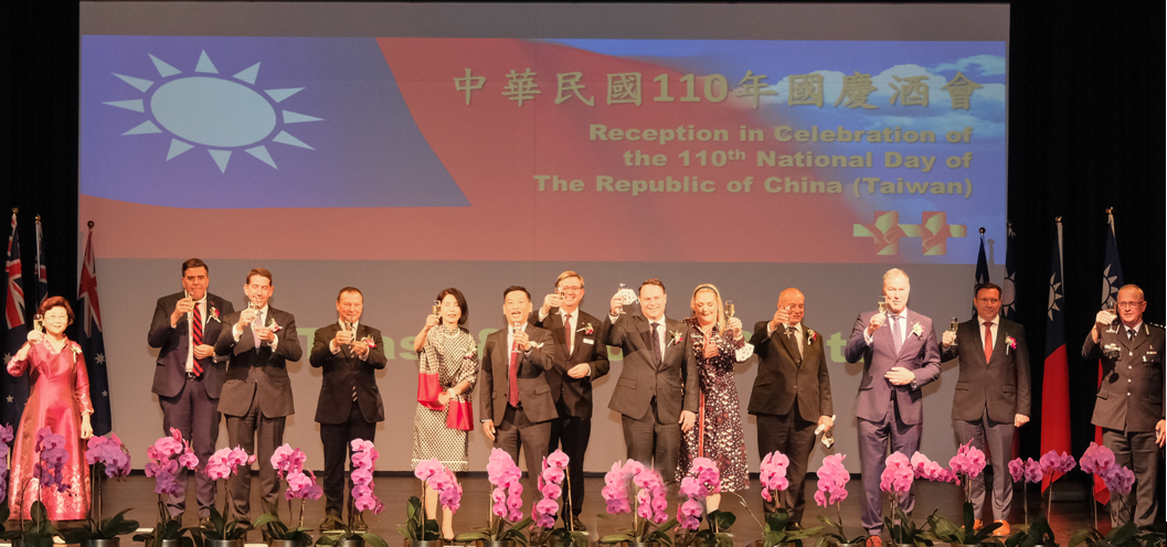 陶令文处长伉俪（中）与昆州政要一同敬酒