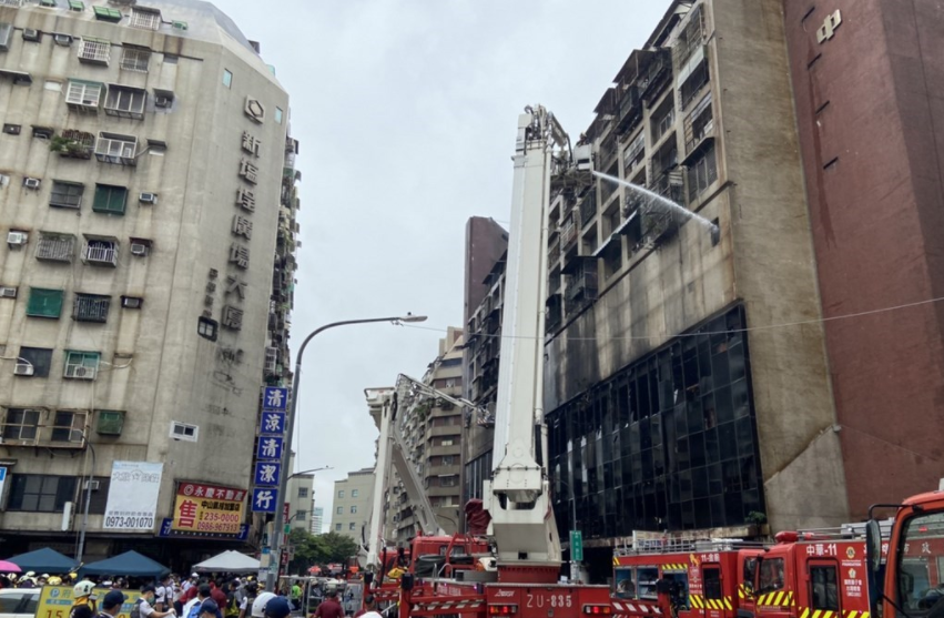 高雄市盐埕区府北路“城中城”大楼14日凌晨火警