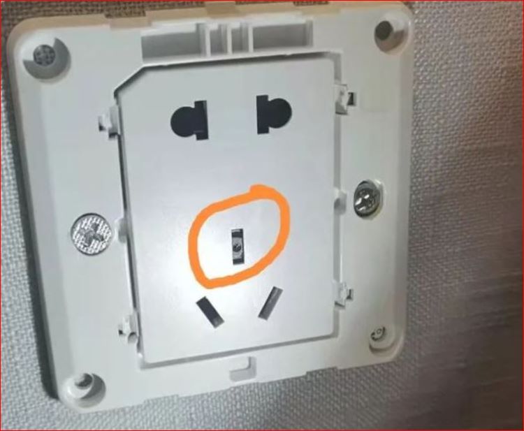 郴州臨武酒店充電插座中的攝像頭