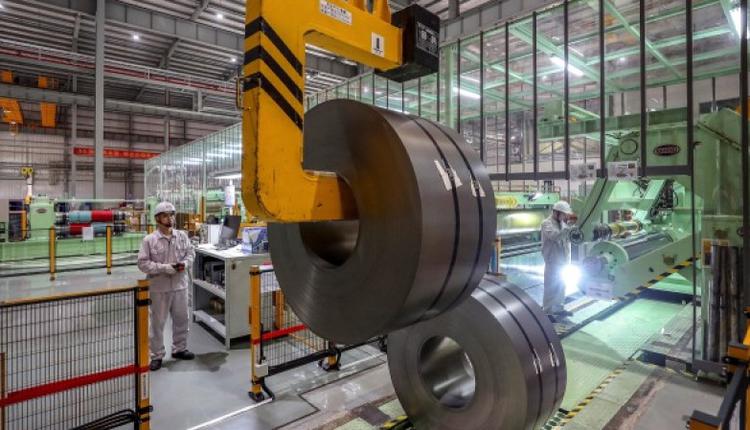 2021年5月8日，湖北省武汉市的一家工厂的工人正在转移铝板卷。