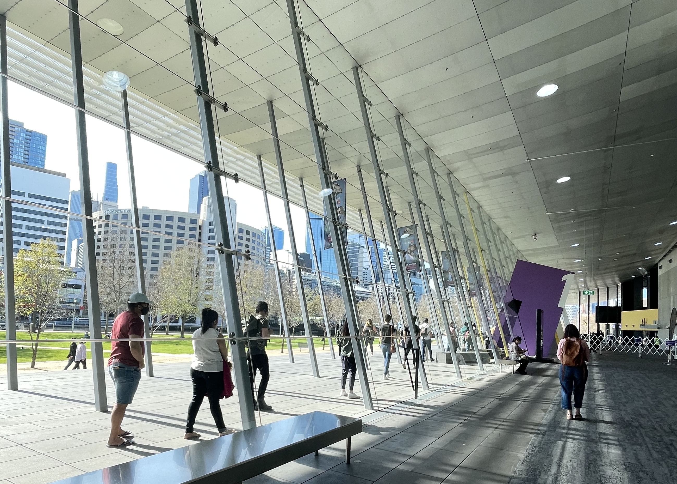 墨爾本convention centre 排隊打疫苗的人