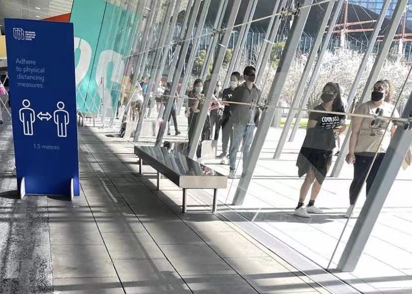 墨尔本convention centre 排队打疫苗的人