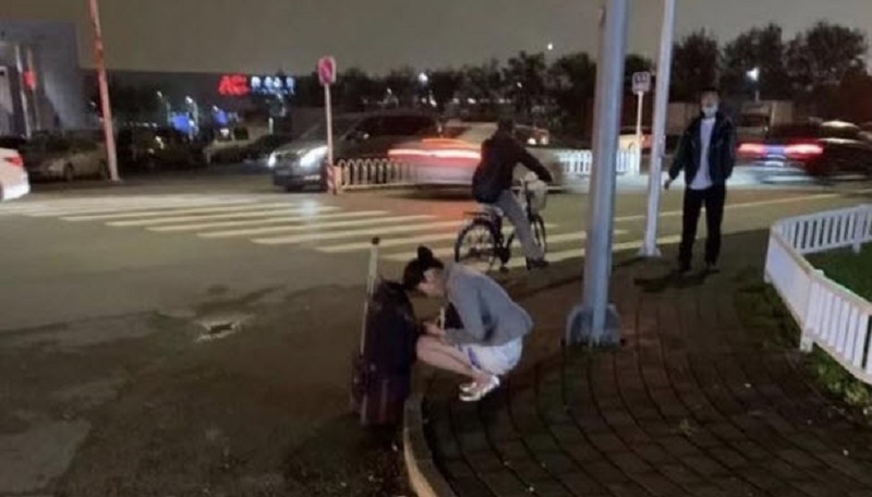 空姐短裙寒风等车照引关注 海航领导被罚基层体验