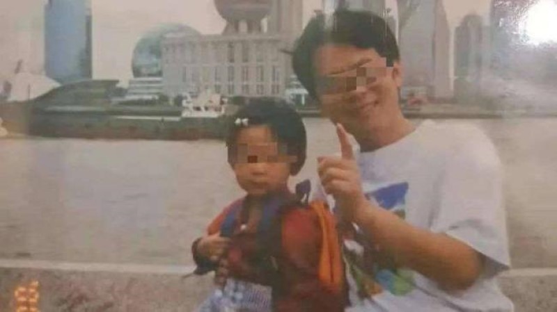 中国一名女留学生在网络上批斗自己的父亲引热议