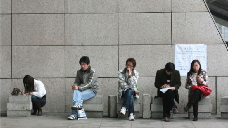 年轻人看到了未来的命运，房价、医疗、教育的巨大压力