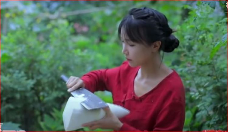 李子柒削竹笋
