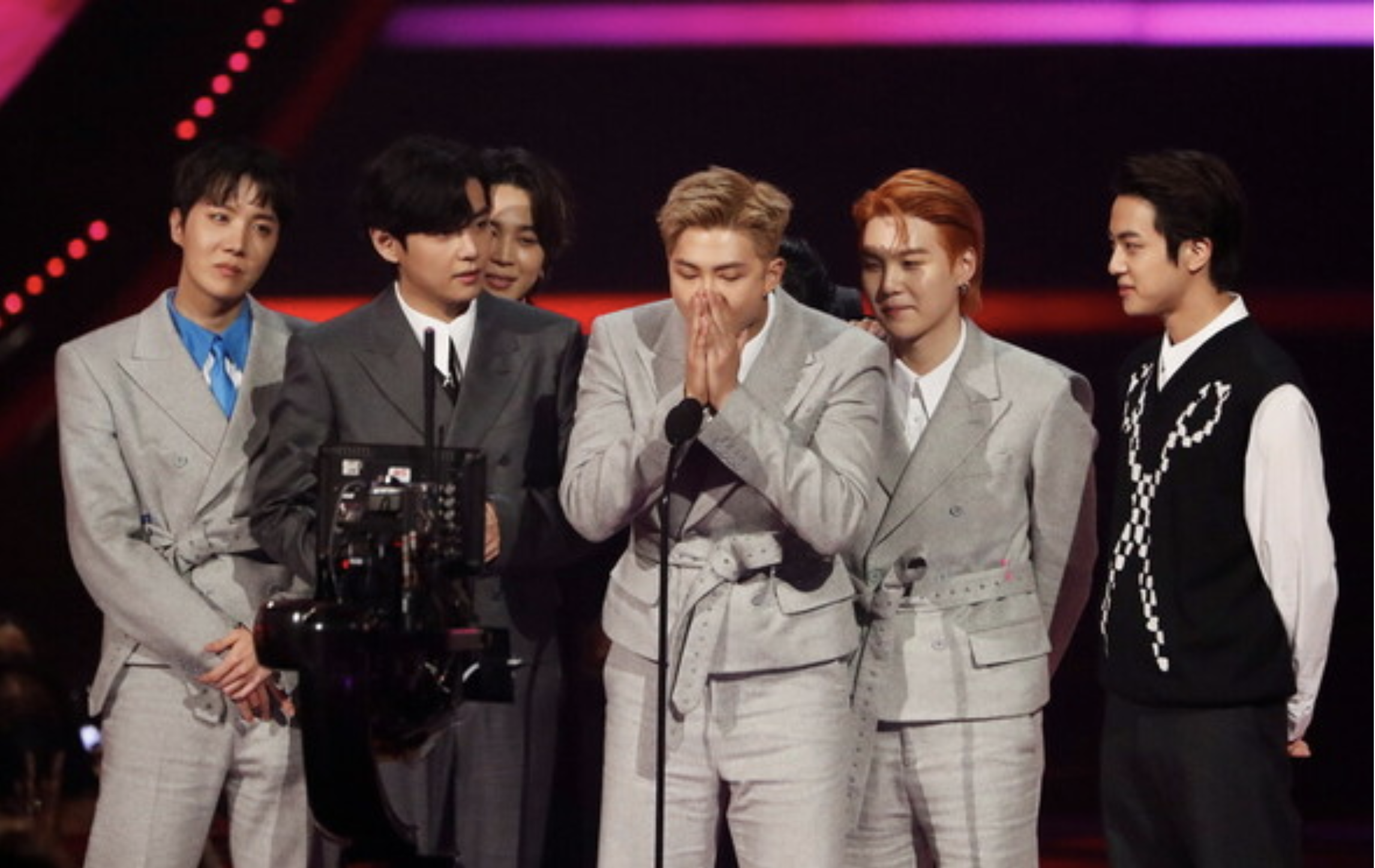 防弹少年团（BTS）在全美音乐奖（AMA）颁奖礼上荣获最高奖项“年度艺人”（Artist Of The Year）奖.