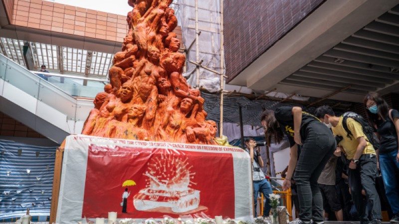 矗立在香港大學黃克競樓平台的《國殤之柱》