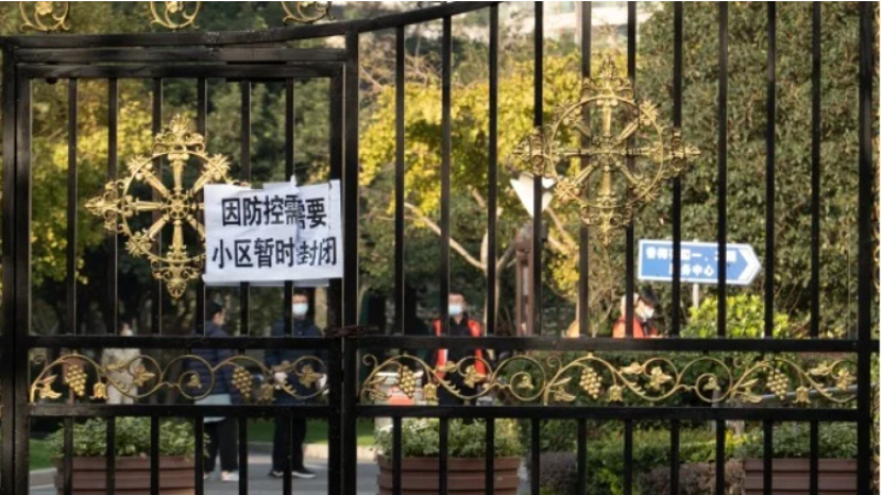 图为中国某小区因疫情封闭