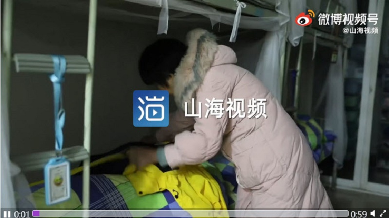 山东某校阿姨半夜进寝室给学生盖被子 网友吓死了