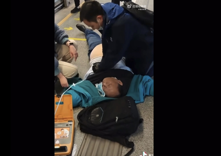 上海男子地铁内突倒地 抢救无效死亡