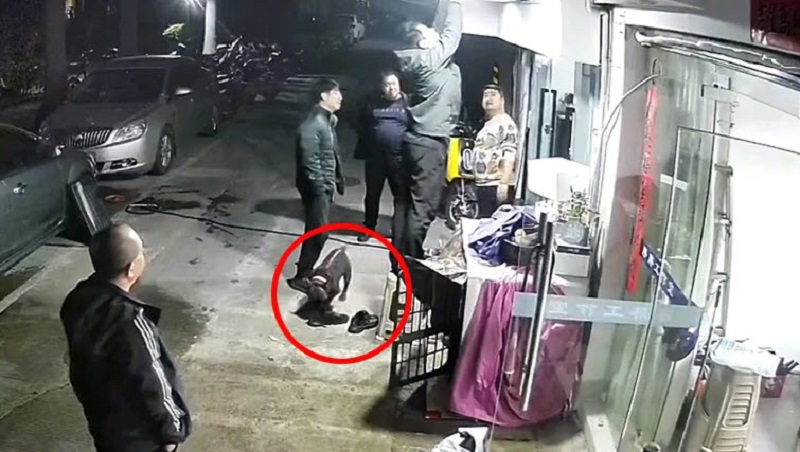 鞋子到底有多臭？狗狗嗅鞋后 崩溃反应笑喷众人