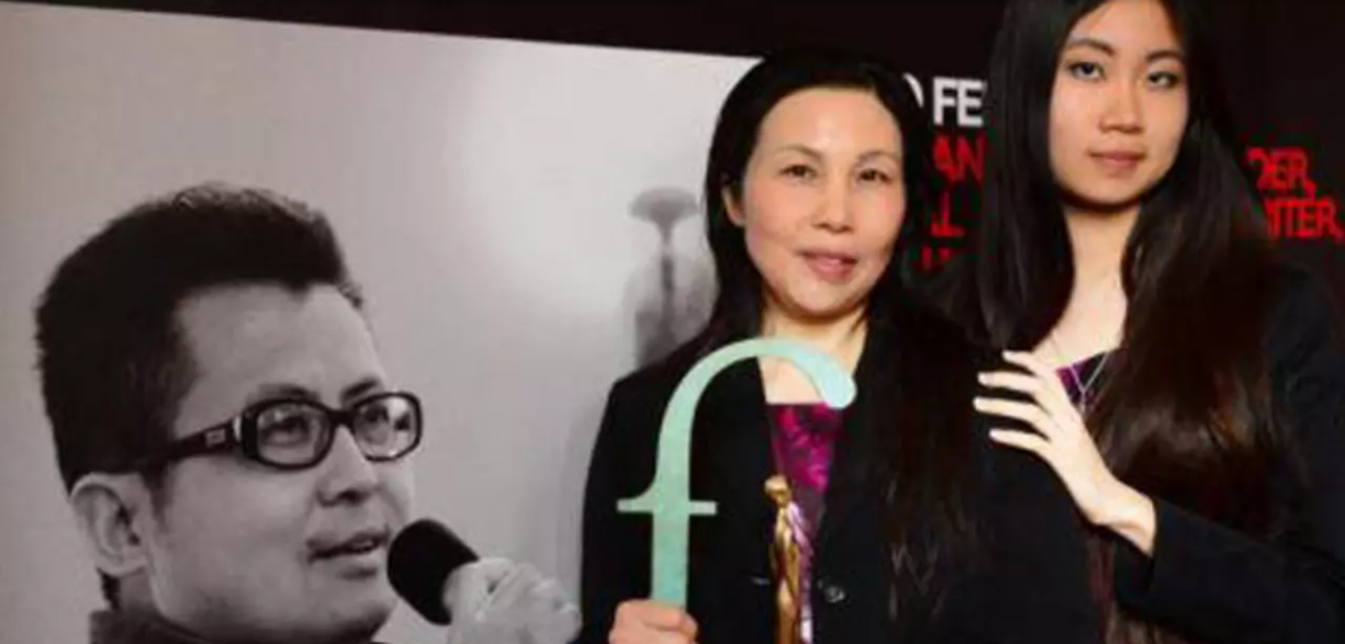 張青和女兒代為領獎