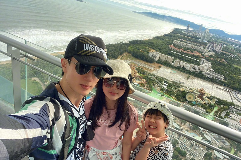 王丹：習近平送女兒去美國 吳尊卻將兒女送回中國