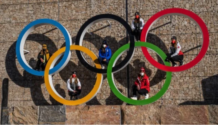 奥运选手在延庆奥运村的五环雕塑留影
