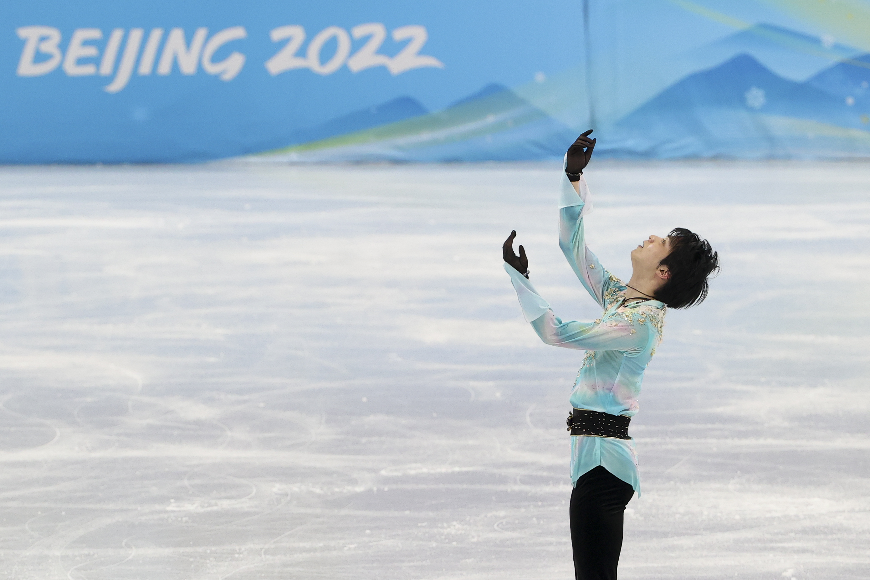 有冰之子之称的羽生结弦在2022冬奥上完成4周半跳