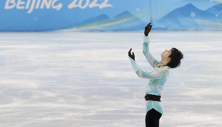 有冰之子之称的羽生结弦在2022冬奥上完成4周半跳