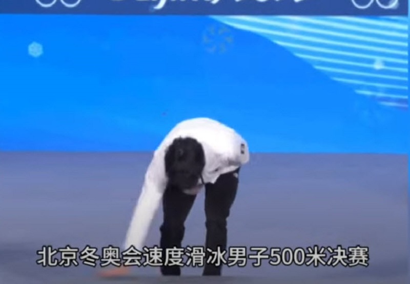 冬奥会韩国选手夺银后擦奖台引争议 当事者回应