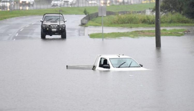昆士兰洪水，洪水，洪水淹没汽车