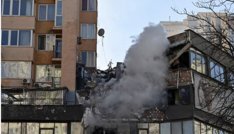 乌克兰首都基辅一处建筑被俄罗斯飞弹击中